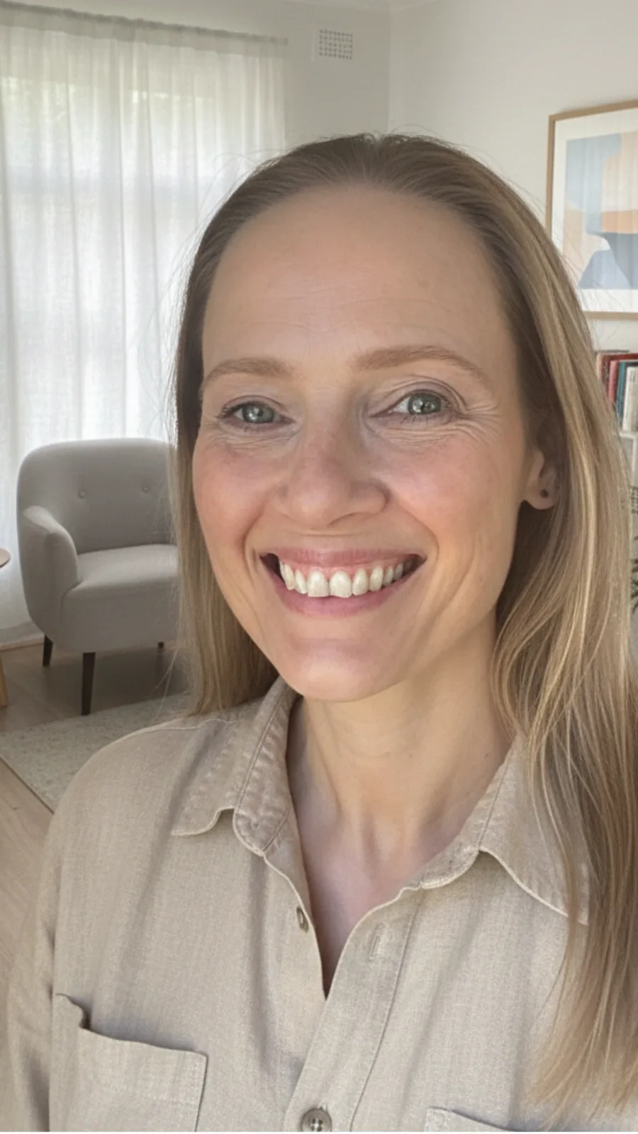 Psykolog Ditte Munch-Andersen smiler i sin klinik
